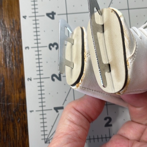 Vintage doll shoes and skates, white vinyl ice skates / black vinyl shoes - Picture 6 of 13